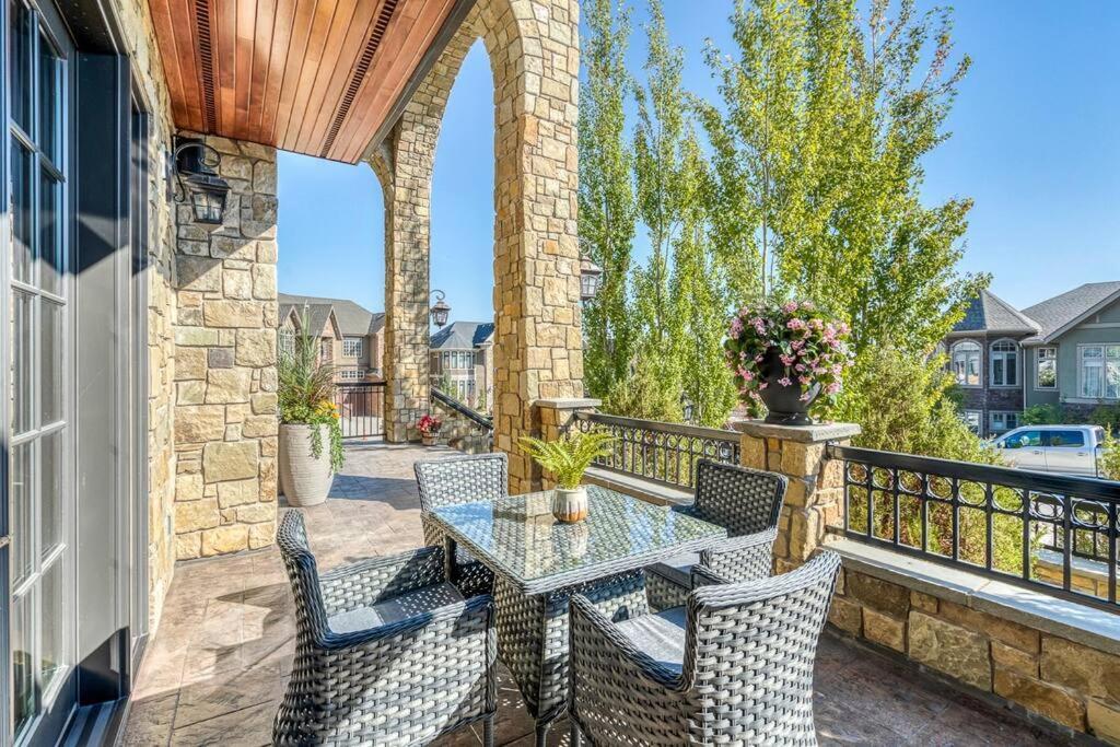 French Chateau W/Swim Spa & Theatre: 11,700 Sqft Calgary Extérieur photo