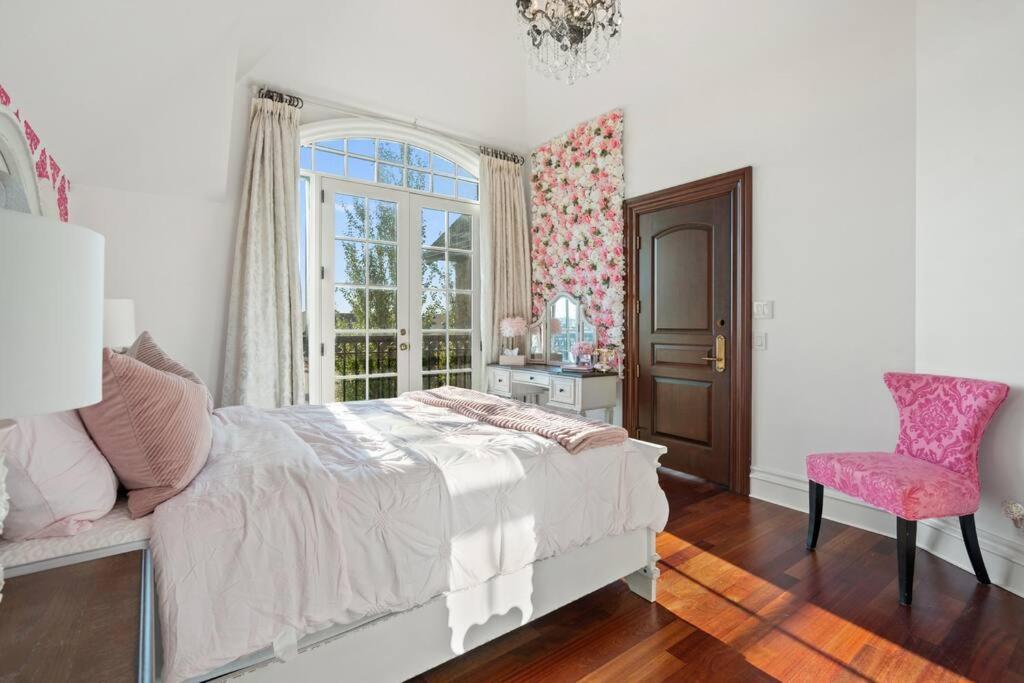 French Chateau W/Swim Spa & Theatre: 11,700 Sqft Calgary Extérieur photo