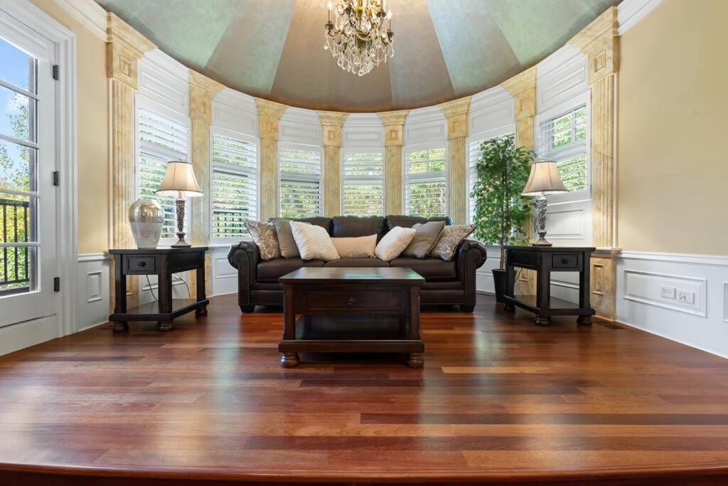 French Chateau W/Swim Spa & Theatre: 11,700 Sqft Calgary Extérieur photo