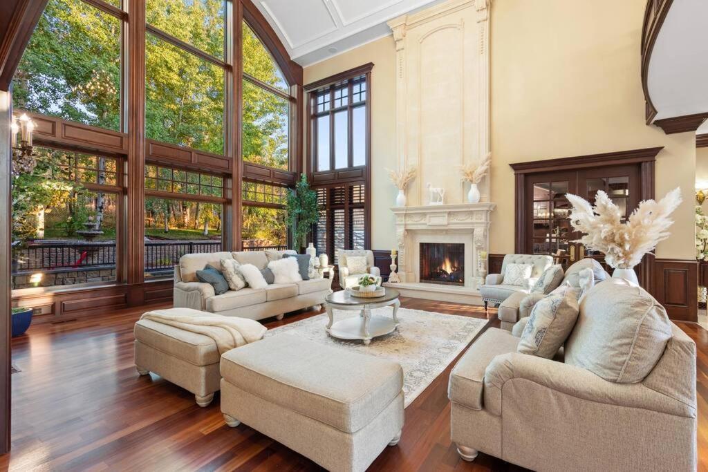 French Chateau W/Swim Spa & Theatre: 11,700 Sqft Calgary Extérieur photo