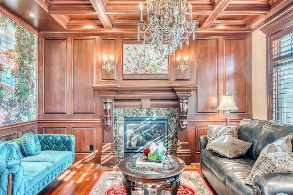 French Chateau W/Swim Spa & Theatre: 11,700 Sqft Calgary Extérieur photo