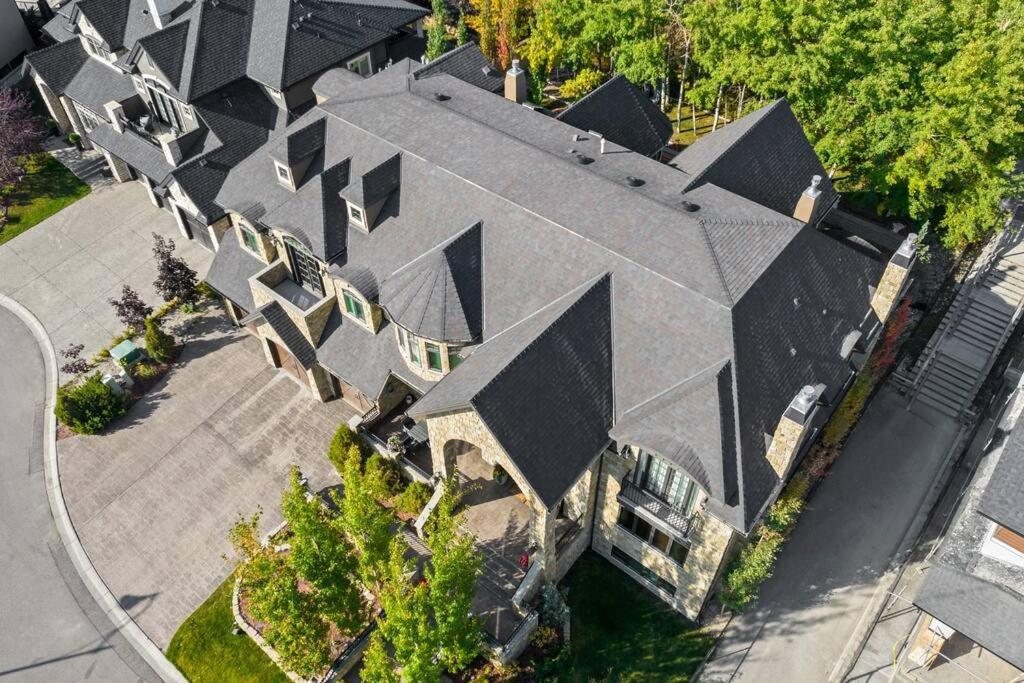 French Chateau W/Swim Spa & Theatre: 11,700 Sqft Calgary Extérieur photo