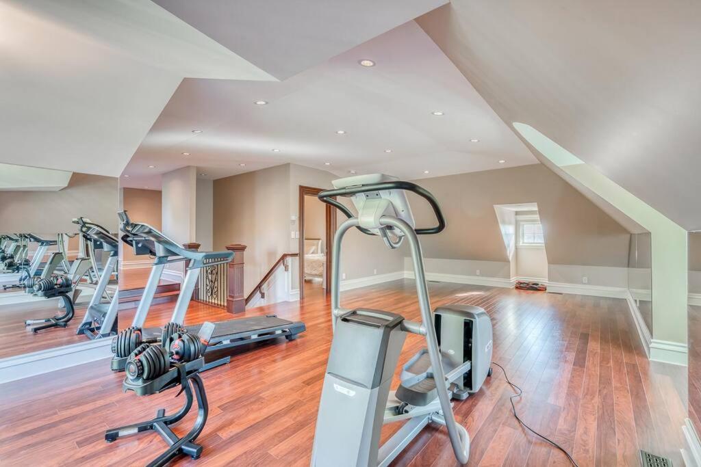 French Chateau W/Swim Spa & Theatre: 11,700 Sqft Calgary Extérieur photo
