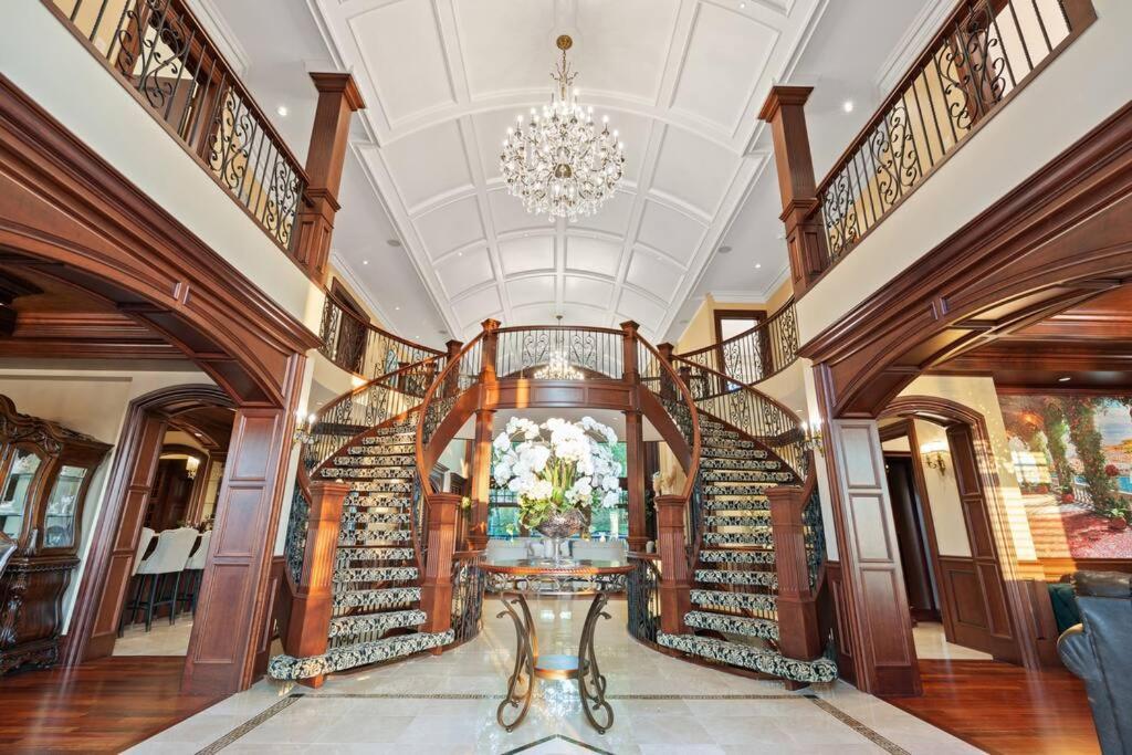 French Chateau W/Swim Spa & Theatre: 11,700 Sqft Calgary Extérieur photo