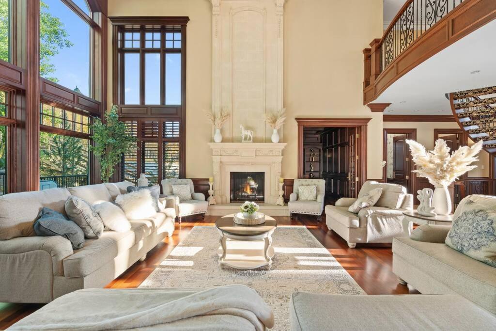 French Chateau W/Swim Spa & Theatre: 11,700 Sqft Calgary Extérieur photo