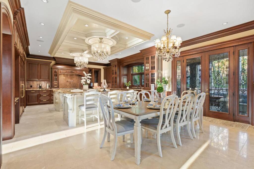 French Chateau W/Swim Spa & Theatre: 11,700 Sqft Calgary Extérieur photo