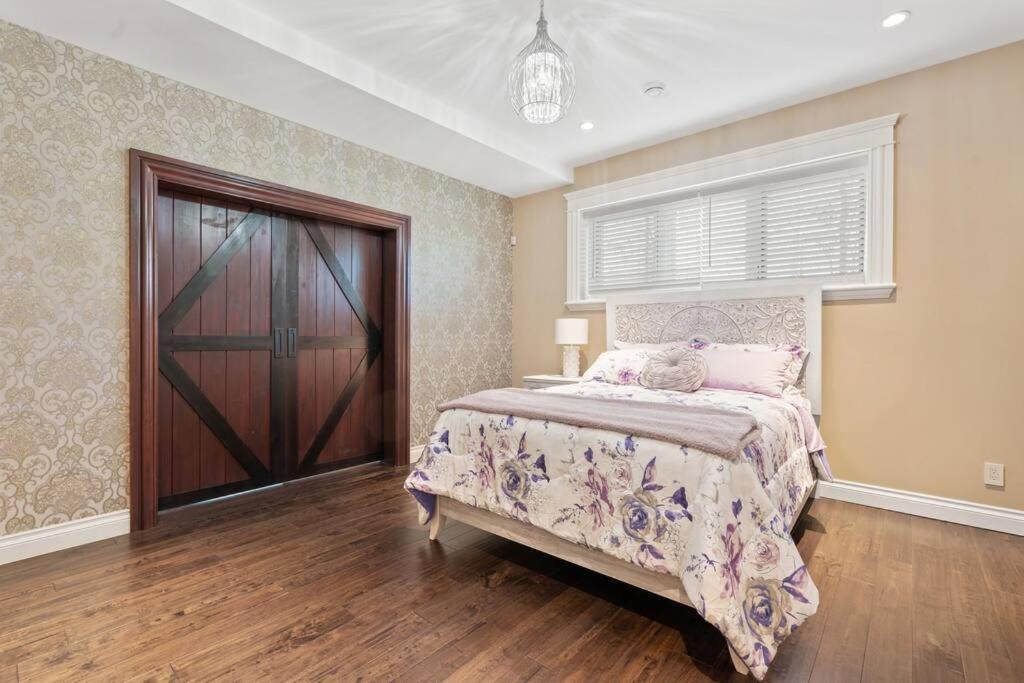 French Chateau W/Swim Spa & Theatre: 11,700 Sqft Calgary Extérieur photo