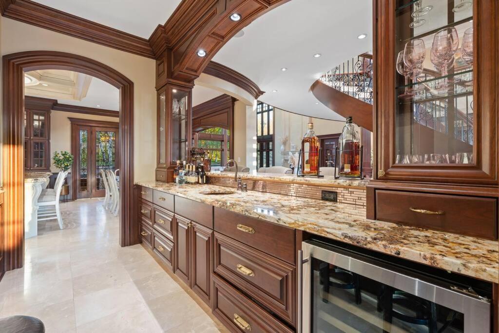 French Chateau W/Swim Spa & Theatre: 11,700 Sqft Calgary Extérieur photo