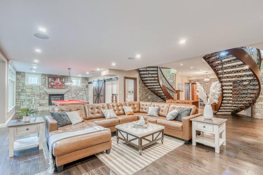 French Chateau W/Swim Spa & Theatre: 11,700 Sqft Calgary Extérieur photo