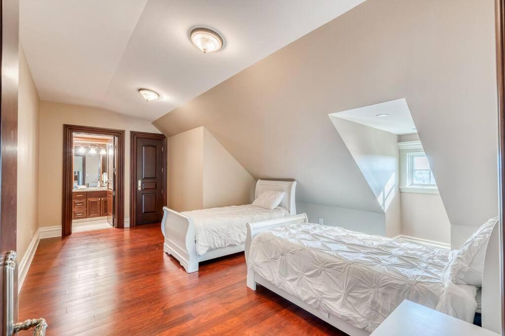 French Chateau W/Swim Spa & Theatre: 11,700 Sqft Calgary Extérieur photo