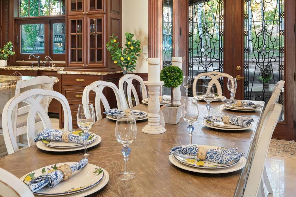 French Chateau W/Swim Spa & Theatre: 11,700 Sqft Calgary Extérieur photo