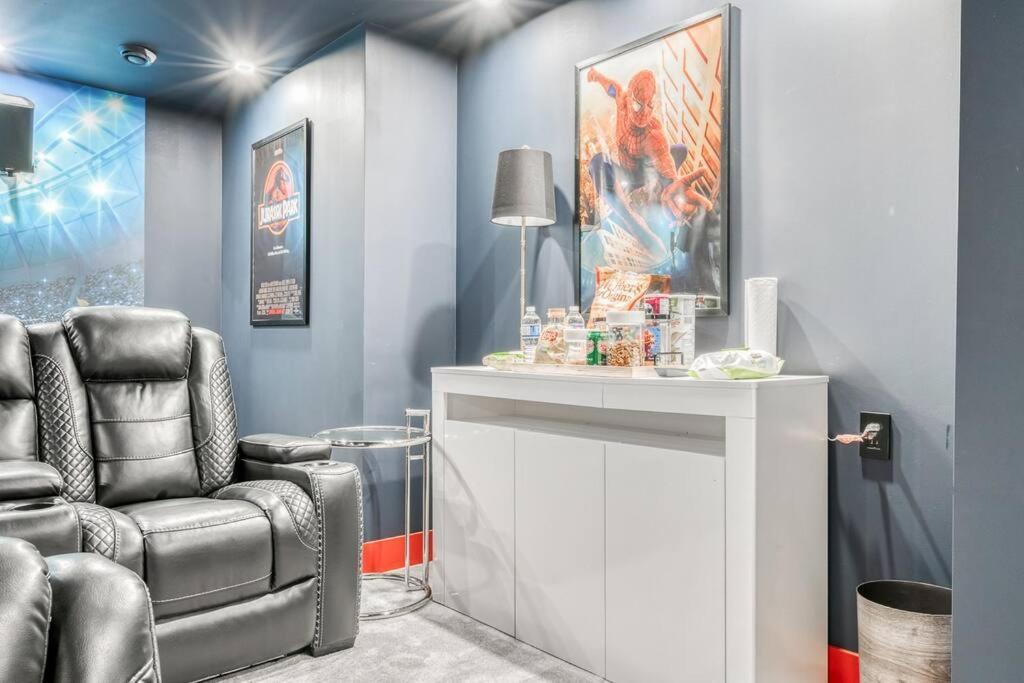 French Chateau W/Swim Spa & Theatre: 11,700 Sqft Calgary Extérieur photo