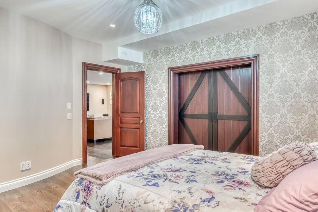 French Chateau W/Swim Spa & Theatre: 11,700 Sqft Calgary Extérieur photo