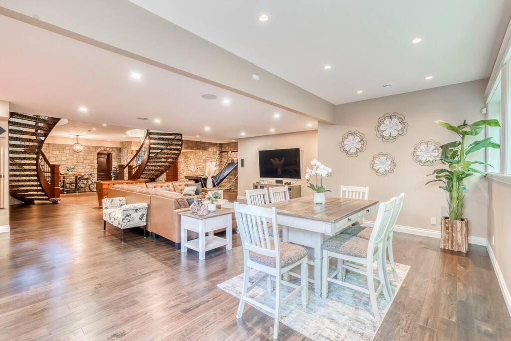 French Chateau W/Swim Spa & Theatre: 11,700 Sqft Calgary Extérieur photo