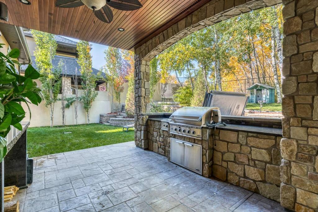 French Chateau W/Swim Spa & Theatre: 11,700 Sqft Calgary Extérieur photo