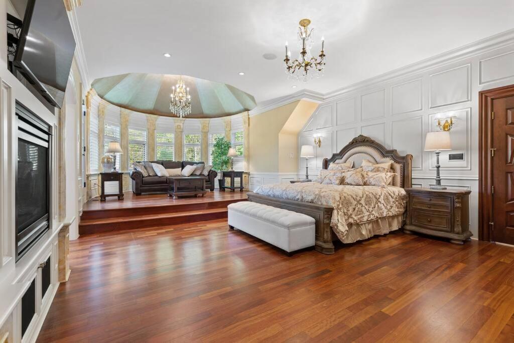 French Chateau W/Swim Spa & Theatre: 11,700 Sqft Calgary Extérieur photo