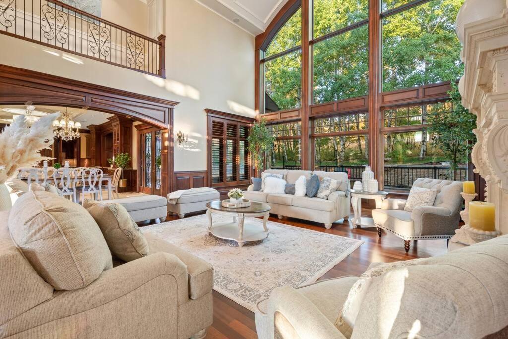 French Chateau W/Swim Spa & Theatre: 11,700 Sqft Calgary Extérieur photo