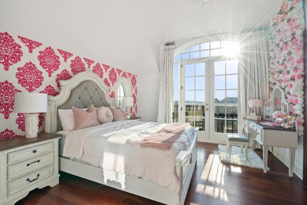 French Chateau W/Swim Spa & Theatre: 11,700 Sqft Calgary Extérieur photo