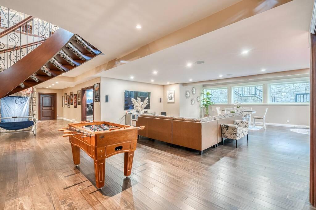 French Chateau W/Swim Spa & Theatre: 11,700 Sqft Calgary Extérieur photo