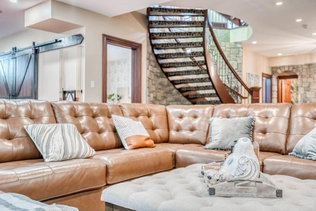 French Chateau W/Swim Spa & Theatre: 11,700 Sqft Calgary Extérieur photo