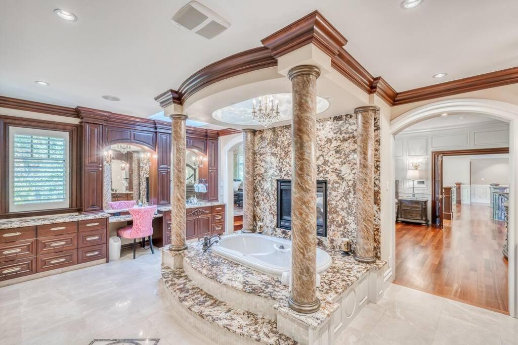 French Chateau W/Swim Spa & Theatre: 11,700 Sqft Calgary Extérieur photo