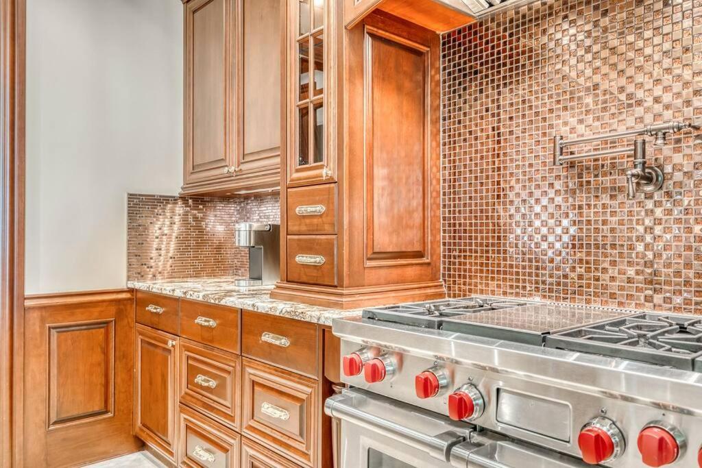 French Chateau W/Swim Spa & Theatre: 11,700 Sqft Calgary Extérieur photo