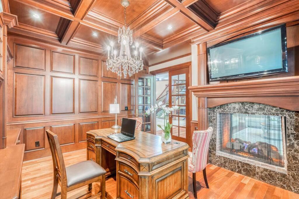French Chateau W/Swim Spa & Theatre: 11,700 Sqft Calgary Extérieur photo