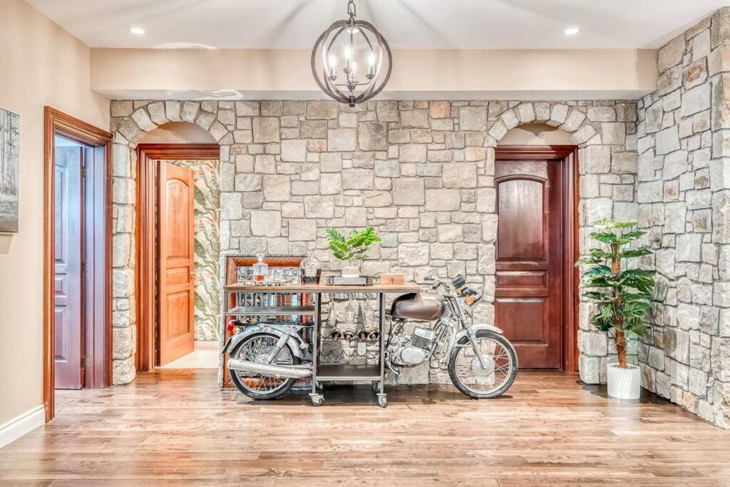 French Chateau W/Swim Spa & Theatre: 11,700 Sqft Calgary Extérieur photo