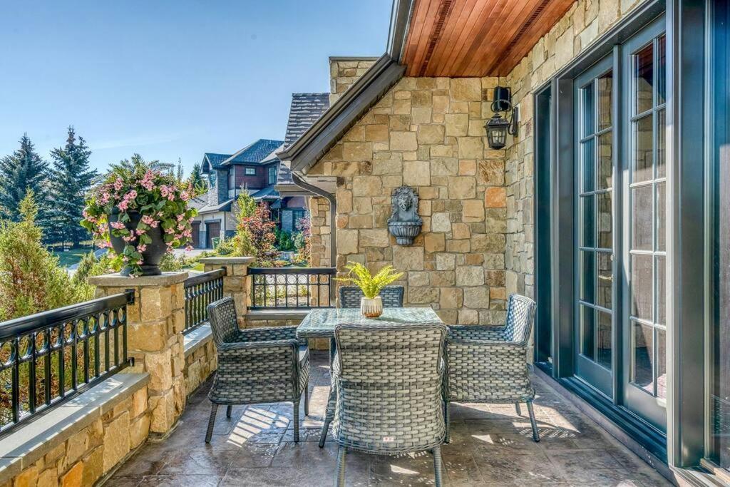 French Chateau W/Swim Spa & Theatre: 11,700 Sqft Calgary Extérieur photo