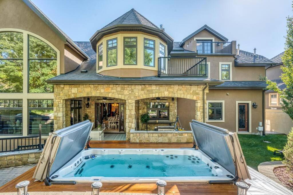 French Chateau W/Swim Spa & Theatre: 11,700 Sqft Calgary Extérieur photo