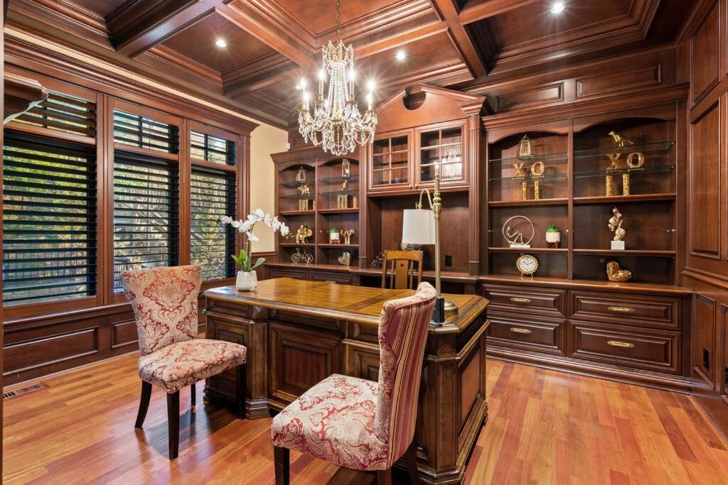 French Chateau W/Swim Spa & Theatre: 11,700 Sqft Calgary Extérieur photo