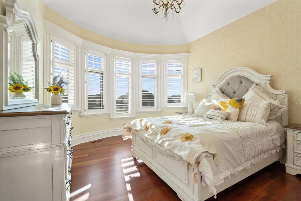 French Chateau W/Swim Spa & Theatre: 11,700 Sqft Calgary Extérieur photo