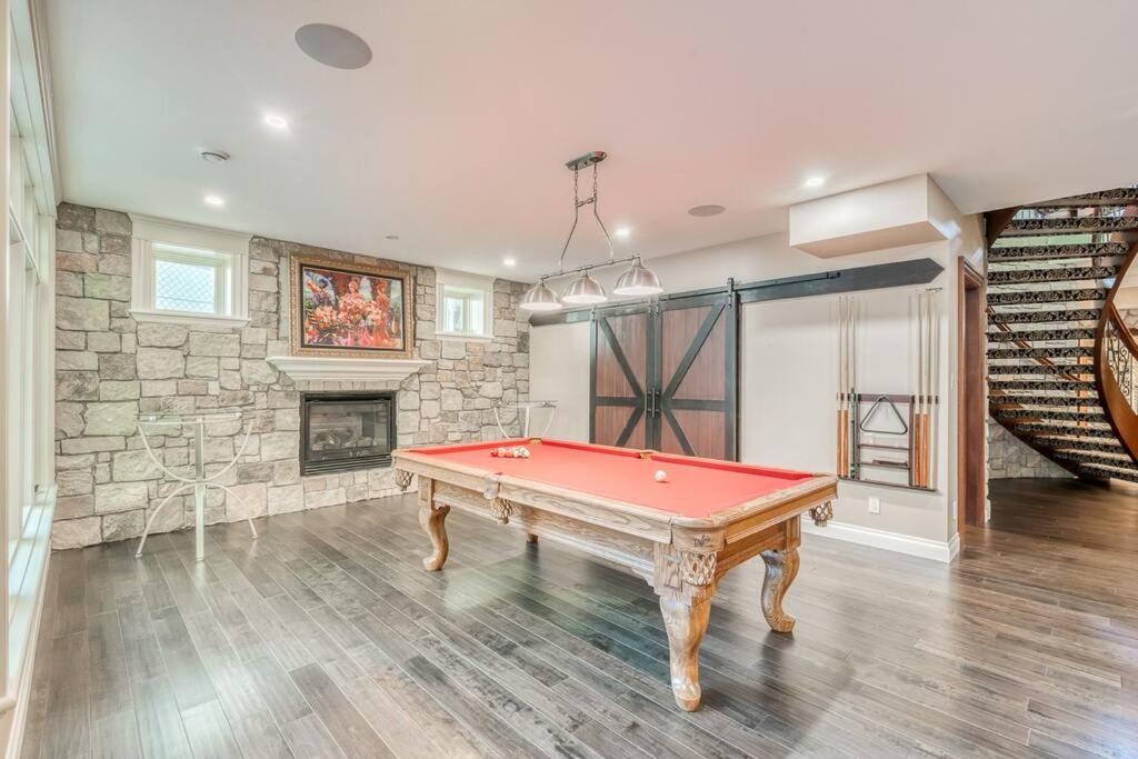 French Chateau W/Swim Spa & Theatre: 11,700 Sqft Calgary Extérieur photo