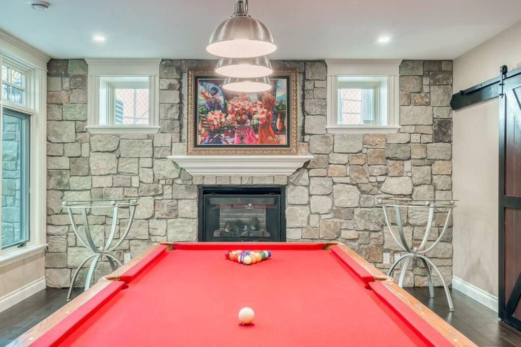 French Chateau W/Swim Spa & Theatre: 11,700 Sqft Calgary Extérieur photo