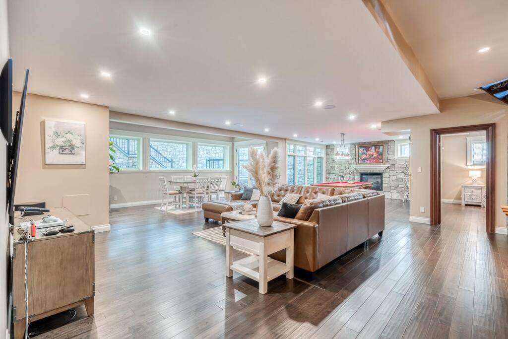French Chateau W/Swim Spa & Theatre: 11,700 Sqft Calgary Extérieur photo
