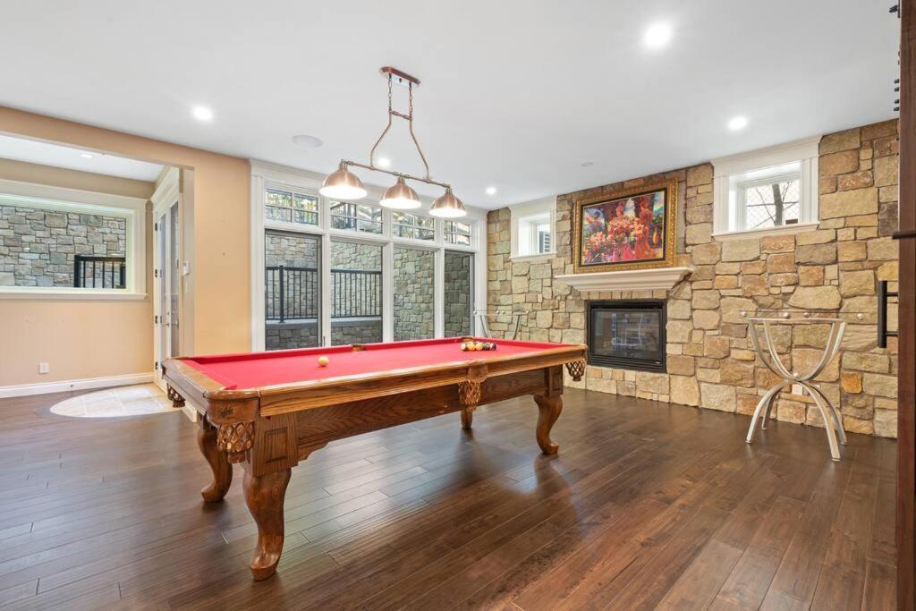 French Chateau W/Swim Spa & Theatre: 11,700 Sqft Calgary Extérieur photo